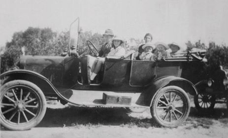 PHOTO - motor vehicle PHOTO - motor vehicle